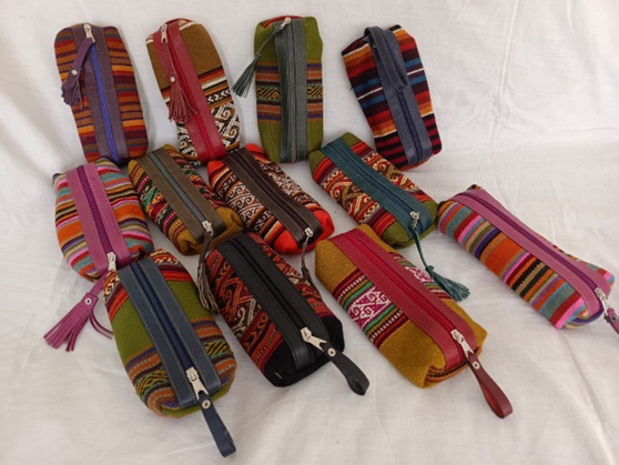 Estuchera de textil y cuero de llama